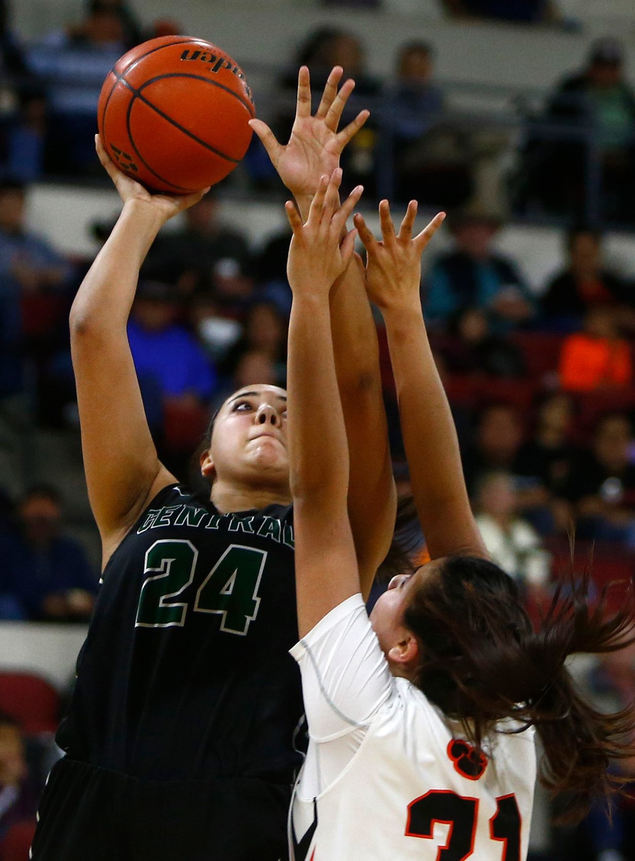Hardin holds on to beat Billings Central, 44-41
